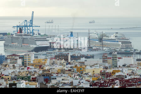 Las Palmas, Gran Canaria, Îles Canaries, Espagne. 15 novembre, 2014.Météo : un panier-port comme navire de croisière arrive à Las Palmas le samedi matin ( de gauche à droite : la reine Victoria, Thomson majesté, Aida Blu,). Huit navires de croisière et 23 000 passagers (dont beaucoup du Royaume-Uni) se rendra à Las Palmas pendant la fin de semaine. Credit : ALANDAWSONPHOTOGRAPHY/Alamy Live News Banque D'Images