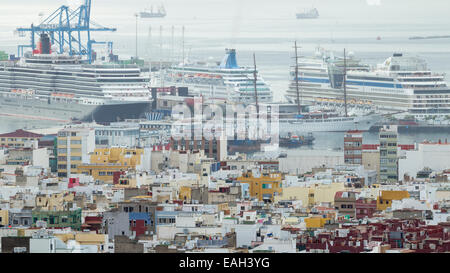 Las Palmas, Gran Canaria, Îles Canaries, Espagne. 15 novembre, 2014.Météo : un panier-port comme navire de croisière arrive à Las Palmas le samedi matin ( de gauche à droite : la reine Victoria, Thomson majesté, Aida Blu,). Huit navires de croisière et 23 000 passagers (dont beaucoup du Royaume-Uni) se rendra à Las Palmas pendant la fin de semaine. Credit : ALANDAWSONPHOTOGRAPHY/Alamy Live News Banque D'Images