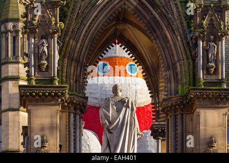 Le Père Noël géant à l'hôtel de ville Albert Square de Manchester, un bâtiment gothique victorien.Décorations sur le marché du jour de Noël d'ouverture pour attirer des acheteurs du Royaume-Uni et au-delà.Ce marché a placé le centre-ville de Manchester fermement sur la carte de Noël – le marché de Noël est devenu non seulement un endroit fabuleux pour faire du shopping, mais aussi une destination de loisirs extrêmement populaire en soi. Banque D'Images