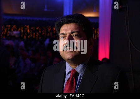 Dhaka 14 novembre 2014. Hamid Mir est un journaliste pakistanais, chef d'antenne, et la sécurité de l'analyste. Hamid Mir est journaliste et auteur, Directeur de la rédaction de la télévision Geo le Pakistan, animateur de l'émission d'affaires actuel, parler de capital de chroniqueur Daily Jang,Islamabad. Banque D'Images