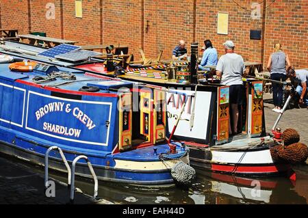 Dans le canal Narrowboats sous verrou Wilford Street Bridge le long du Canal et Nottingham Beeston, Nottingham, Angleterre, Royaume-Uni. Banque D'Images