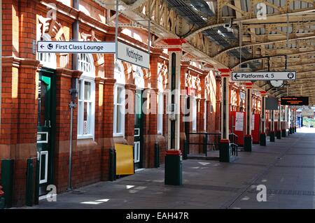 Dans la plate-forme de la gare de Nottingham, Nottingham, Nottinghamshire, Angleterre, Royaume-Uni, Europe de l'Ouest. Banque D'Images