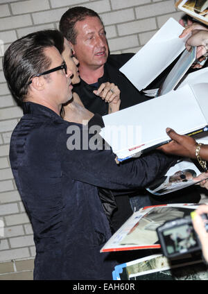 NEW YORK, NY - 12 MAI : Brad Pitt et Angelina Jolie sont repérés sortant de la porte arrière de la Ziegfeld Theatre le 12 mai 2014 dans la ville de New York. (Photo par Jeffery Duran) Avec : Brad Pitt Angelina Jolie,où : New York, New York, United States Quand : 1 Banque D'Images