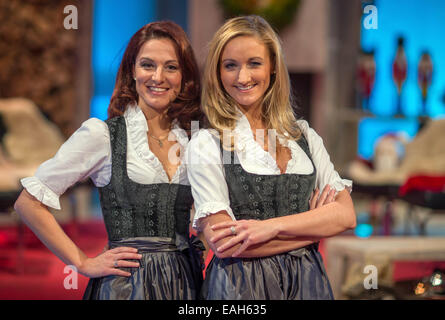 Suhl, Allemagne. 14Th Nov, 2014. Duo autrichien Sigrid (L) et le port de plaisance de la répétition générale pour le centre de la station de radiodiffusion allemande (MDR) "Le Grand Spectacle de chansons de Noël' à Suhl, Allemagne, 14 novembre 2014. Le spectacle sera diffusé le 6 décembre 2014 sur le RIM. Photo : Michael Reichel/dpa/Alamy Live News Banque D'Images