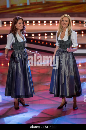 Suhl, Allemagne. 14Th Nov, 2014. Duo autrichien Sigrid (L) et le port de plaisance de la répétition générale pour le centre de la station de radiodiffusion allemande (MDR) "Le Grand Spectacle de chansons de Noël' à Suhl, Allemagne, 14 novembre 2014. Le spectacle sera diffusé le 6 décembre 2014 sur le RIM. Photo : Michael Reichel/dpa/Alamy Live News Banque D'Images