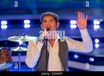 Suhl, Allemagne. 14Th Nov, 2014. Sascha Pierro, chanteur du groupe Marquis, lors d'une répétition générale pour le centre de la station de radiodiffusion allemande (MDR) "Le Grand Spectacle de chansons de Noël' à Suhl, Allemagne, 14 novembre 2014. Le spectacle sera diffusé le 6 décembre 2014 sur le RIM. Photo : Michael Reichel/dpa/Alamy Live News Banque D'Images