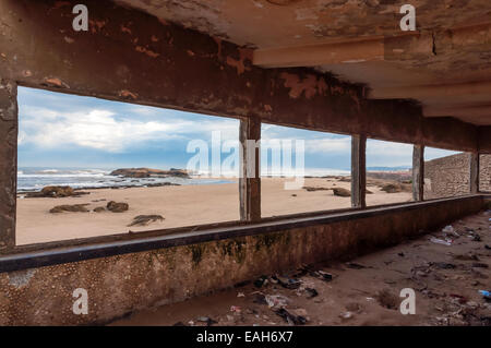 Bâtiment abandonné à la plage à Essaouira, Maroc, Afrique Banque D'Images