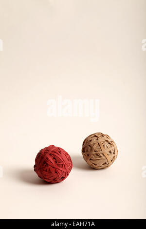 Composé de boules et de bandes de couleur fauve rouge Banque D'Images