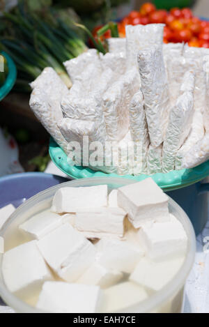 Produits de soja sur vendre en indonésien de la rue du marché. Selective focus sur les tranches de tempeh. Hors focale, cubes de tofu frais. Banque D'Images