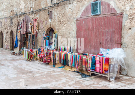 Des tapis orientaux et des tissus colorés à vendre dans la médina d'Essaouira, Maroc, Afrique, Banque D'Images