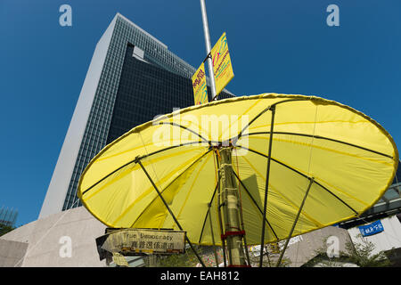 Hong Kong. 15 novembre, 2014. Des protestations : étudiants, militants de la démocratie pro et d'autres partisans de occuper le centre, maintenant appelé le mouvement ou le parapluie Parapluie révolution, rester en appelle maintenant de l'amirauté ou parapluie carré parapluie Plaza. Les grands parasols jaunes ont comparu à l'Amirauté site de protestation. Banque D'Images