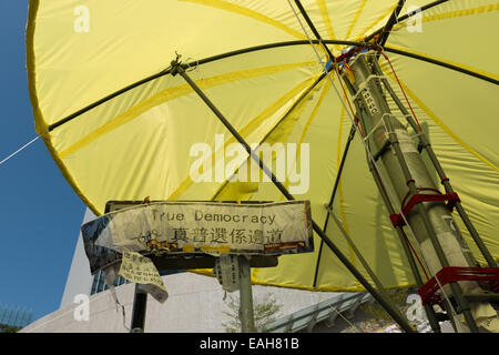 Hong Kong. 15 novembre, 2014. Des protestations : étudiants, militants de la démocratie pro et d'autres partisans de occuper le centre, maintenant appelé le mouvement ou le parapluie Parapluie révolution, rester en appelle maintenant de l'amirauté ou parapluie carré parapluie Plaza. Les grands parasols jaunes ont comparu à l'Amirauté site de protestation. Banque D'Images