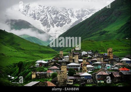 Ancient svan towers à Ushguli village dans la région de la Haute Svanétie en Géorgie Banque D'Images