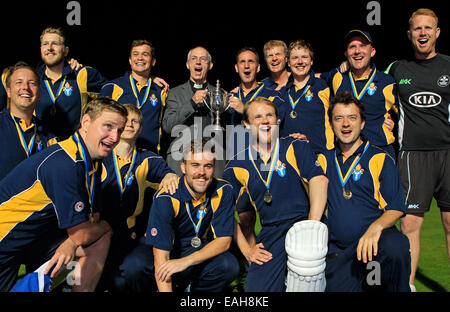 Cricket - Le Très Révérend Justin Welby, Archevêque de Canterbury, avec la victoire de l'Archevêque XI équipe et un trophée Banque D'Images