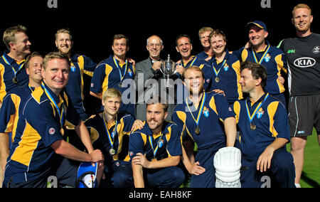 Cricket - Le Très Révérend Justin Welby, Archevêque de Canterbury, avec la victoire de l'Archevêque XI équipe et un trophée Banque D'Images