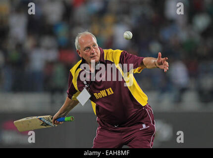 Cricket - Anglais John Emburey mène la pratique de capture pendant le match entre un monde XI et une Asie XI à Doha, Qatar Banque D'Images