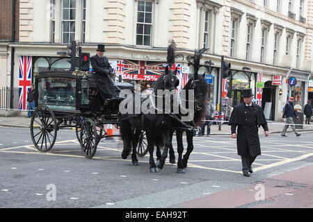 Londres, Royaume-Uni. 15 novembre 2014. La protestation à Oxford Street. Les funérailles nationales pour l'Inconnue Victime de violence de la circulation aujourd'hui, plusieurs centaines de manifestants, beaucoup avec des bicyclettes, à pied derrière un corbillard tiré par des chevaux comme il progressait lentement à partir de Bedford Square le long d'Oxford Street à Marble Arch. Credit : Nick Savage/Alamy Live News Banque D'Images