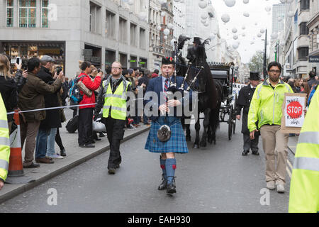 Londres, Royaume-Uni. 15 novembre 2014. La protestation à Oxford Street. Les funérailles nationales pour l'Inconnue Victime de violence de la circulation aujourd'hui, plusieurs centaines de manifestants, beaucoup avec des bicyclettes, à pied derrière un corbillard tiré par des chevaux comme il progressait lentement à partir de Bedford Square le long d'Oxford Street à Marble Arch. Credit : Nick Savage/Alamy Live News Banque D'Images