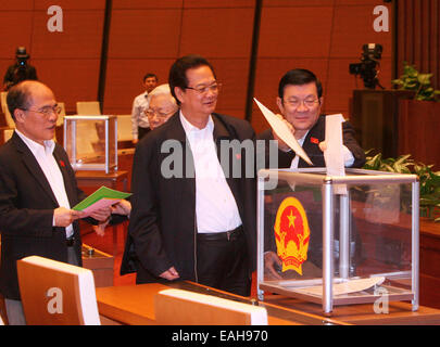 Hanoi, Vietnam. 15 Nov, 2014. Le Président vietnamien Truong Tan Sang(R), le premier ministre Nguyen Tan Dung(C) et président de l'Assemblée nationale(NA) du Vietnam Nguyen Sinh Hung(L) vote de confiance au cours de la huitième session de la 13e Assemblée nationale(NA) à Hanoi, Vietnam, 15 novembre 2014. Vietnam lieu vote de confiance pour la première fois en 2013. © Xinhua/VNA/Alamy Live News Banque D'Images