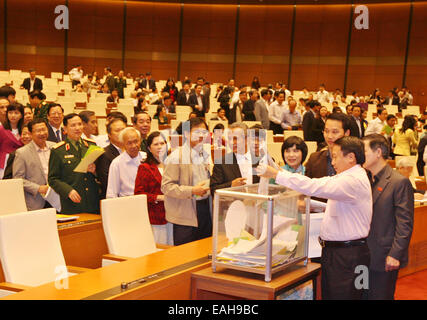 Hanoi, Vietnam. 15 Nov, 2014. Les législateurs vietnamiens cast votes de confiance au cours de la huitième session de la 13e Assemblée nationale(NA) à Hanoi, Vietnam, 15 novembre 2014. Vietnam lieu vote de confiance pour la première fois en 2013. © Xinhua/VNA/Alamy Live News Banque D'Images