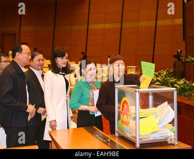 Hanoi, Vietnam. 15 Nov, 2014. Les législateurs vietnamiens cast votes de confiance au cours de la huitième session de la 13e Assemblée nationale(NA) à Hanoi, Vietnam, 15 novembre 2014. Vietnam lieu vote de confiance pour la première fois en 2013. © Xinhua/VNA/Alamy Live News Banque D'Images