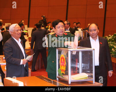 Hanoi, Vietnam. 15 Nov, 2014. Les législateurs vietnamiens cast votes de confiance au cours de la huitième session de la 13e Assemblée nationale(NA) à Hanoi, Vietnam, 15 novembre 2014. Vietnam lieu vote de confiance pour la première fois en 2013. © Xinhua/VNA/Alamy Live News Banque D'Images