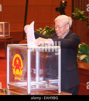 Hanoi, Vietnam. 15 Nov, 2014. Le Secrétaire Général du Parti Communiste du Vietnam Nguyen Phu Trong jette un vote de confiance au cours de la huitième session de la 13e Assemblée nationale(NA) à Hanoi, Vietnam, 15 novembre 2014. Vietnam lieu vote de confiance pour la première fois en 2013. © Xinhua/VNA/Alamy Live News Banque D'Images