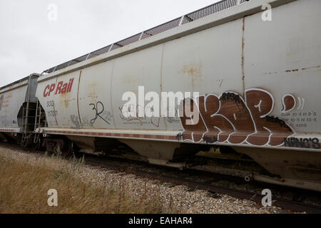 Cp rail freight camions de grain avec tag graffiti sur l'ancien chemin de fer Canadien Pacifique Canada Saskatchewan Banque D'Images