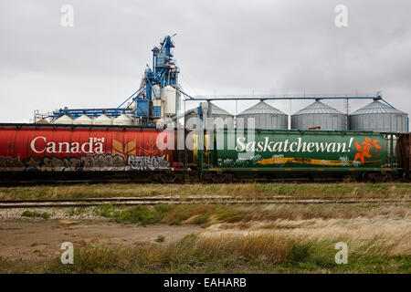 Le Canada et la Saskatchewan Grain de marchandises de camions sur le chemin de fer Canadien Pacifique Saskatchewan Canada Banque D'Images