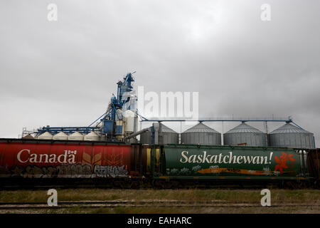 Le Canada et la Saskatchewan Grain de marchandises de camions sur le chemin de fer Canadien Pacifique Saskatchewan Canada Banque D'Images