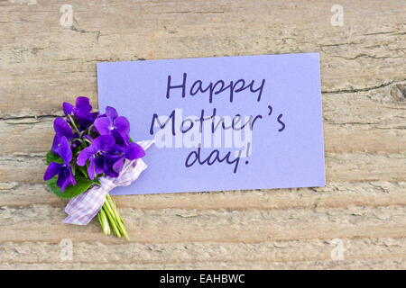 Mother's Day card avec bouquet de violettes Banque D'Images