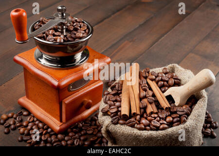 Rectifieuse de café et grains de café avec sac Banque D'Images
