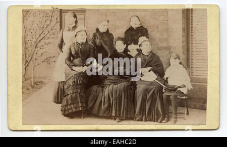 Victorian carte de visite, probablement un portrait de groupe de la famille de la femme. Prise par un photographe inconnu circa 1895 Banque D'Images