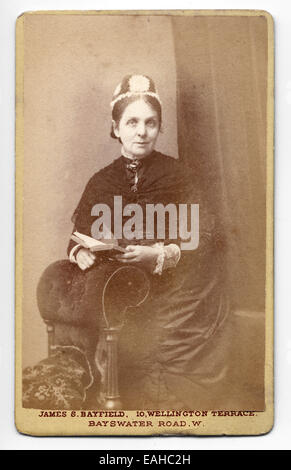 Victorian, sur carton, portrait d'une femme. Prises dans le studio de James Bayfield, Londres, circa 1873 Banque D'Images