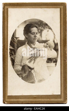 Victorian, sur carton, portrait d'une femme tenant un bébé. Pris à Jakarta, Indonésie, 1907 Banque D'Images