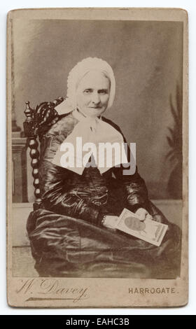 Victorian, sur carton, portrait d'une femme âgée. Prises dans le studio de W Davey, Harrogate, Royaume-Uni, circa 1888 Banque D'Images