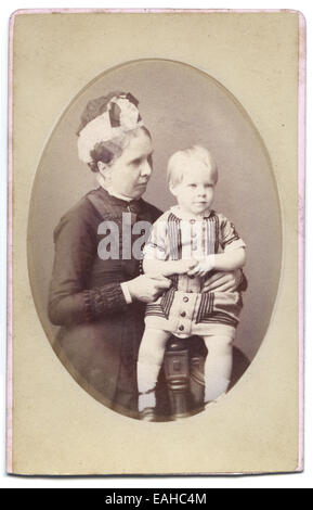 Victorian, sur carton, portrait d'une femme et petit garçon. Prises par G F Roger, Dundee, Écosse, circa 1889 Banque D'Images