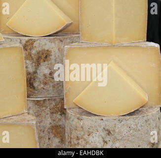 Une collection de fromages ronds sur l'affichage. Banque D'Images