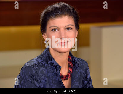 Berlin-Adlershof, Allemagne. 12Th Nov, 2014. Sahra Wagenknecht, vice-présidente de la faction de gauche dans le Bundestag allemand se trouve au cours de l'ARD talk show 'Anne' sera dans les studios à Berlin-Adlershof, Allemagne, 12 novembre 2014. Photo : KARLHEINZ SCHINDLER/dpa/Alamy Live News Banque D'Images