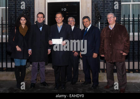 Londres, Royaume-Uni. 15 novembre, 2014. Une délégation de Chypriotes grecs à remettre une pétition à Downing Street exigeant la Grande-Bretagne en Turquie les pressions mettant fin à son occupation de l'île, qui est en cours depuis 40 ans. Crédit : Paul Davey/Alamy Live News Banque D'Images