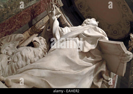 Statue de Jean l'Évangéliste dans une niche dans le Archbasilica Saint-Jean de Latran, Rome Italie Banque D'Images