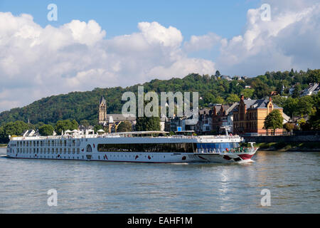 Bateau de croisière naviguant sur le Rhin moyen d'Arosa en amont de la rivière près de Coblence, Rhénanie-Palatinat, Allemagne, Europe Banque D'Images