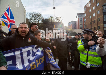 Rochester, au Royaume-Uni. 15 Nov, 2014. La Grande-Bretagne premier affrontement partisans avec Anti-Fascists Crédit : Guy Josse/Alamy Live News Banque D'Images