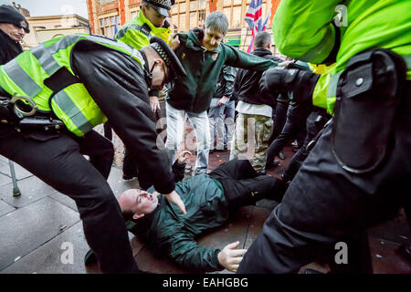 Rochester, au Royaume-Uni. 15 Nov, 2014. La Grande-Bretagne premier affrontement partisans avec Anti-Fascists Crédit : Guy Josse/Alamy Live News Banque D'Images