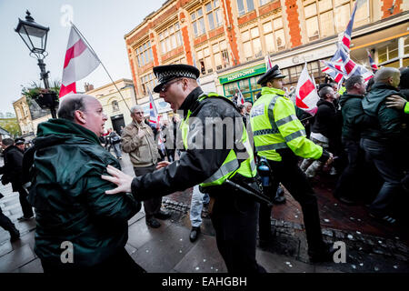 Rochester, au Royaume-Uni. 15 Nov, 2014. La Grande-Bretagne premier affrontement partisans avec Anti-Fascists Crédit : Guy Josse/Alamy Live News Banque D'Images