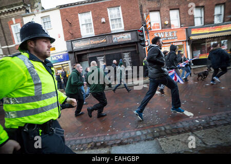 Rochester, au Royaume-Uni. 15 Nov, 2014. La Grande-Bretagne premier affrontement partisans avec Anti-Fascists Crédit : Guy Josse/Alamy Live News Banque D'Images