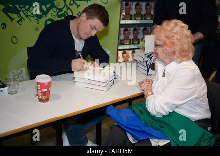 Belfast, en Irlande. 15 novembre, 2014. Brian O'Driscoll signature des copies de son livre 'Le test' pour ventilateur Celia Gourley : Crédit de Lisburn Bonzo/Alamy Live News Banque D'Images