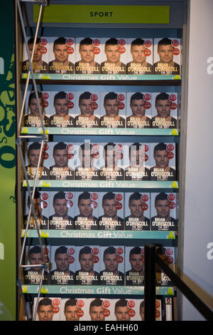 Belfast, en Irlande. 15 novembre, 2014. Brian O'Driscoll autobiographie 'Test' Le livre signature à Belfast. Une pile de livres sur les étagères Crédit : Bonzo/Alamy Live News Banque D'Images