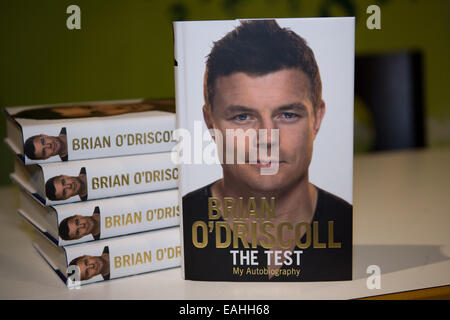 Belfast, en Irlande. 15 novembre, 2014. Brian O'Driscoll autobiographie 'Test' Le livre signature à Belfast. Une pile de livres sur les étagères Crédit : Bonzo/Alamy Live News Banque D'Images