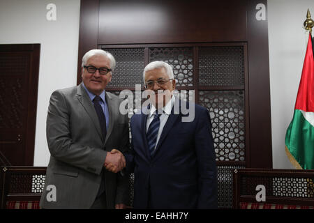 Ramallah. 15 Nov, 2014. Le président palestinien Mahmoud Abbas (R) se réunit avec les visites du ministre allemand des affaires étrangères, Frank-Walter Steinmeier, dans la ville de Ramallah, en Cisjordanie, le 15 novembre 2014. Steinmeier a averti le samedi de transformer le conflit israélo-palestinien des partis politiques en religieux en raison de la tension croissante dans Jérusalem. L'avertissement de M. Steinmeier a été faite dans une conférence de presse conjointe avec le ministre palestinien des affaires étrangères Reyad al-Malki après une réunion à Ramallah avec le président palestinien Mahmoud Abbas. © Fadi Arouri/Xinhua/Alamy Live News Banque D'Images